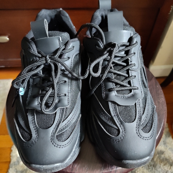 Sneakers - Picture 1 of 8